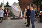 Uroczyste odsłonięcie kamienia z tablicą pamiątkową dedykowaną Ludziom Oświaty w Mieście i Gminie Dębno